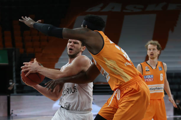 他用自己的 他用自己的