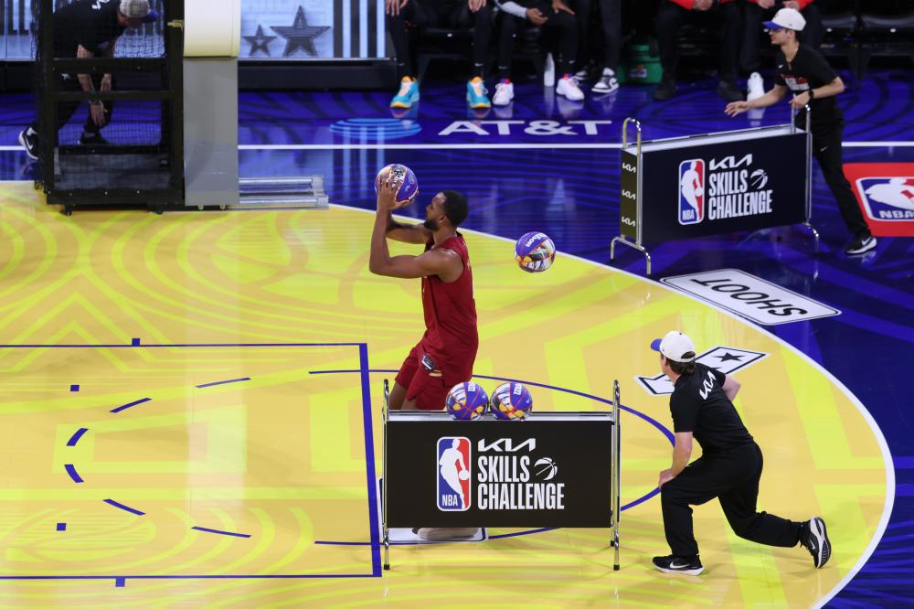 科尔：我们是一支偏矮的球队，让波斯特和追梦首发一起很合适（科尔：阵容身高吃亏，让波斯特与追梦同时首发更合适）