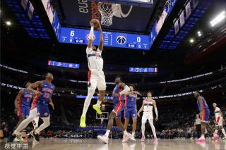 图片报：穆勒今日现身拜仁公开训练，球迷欢呼送别传奇偶像