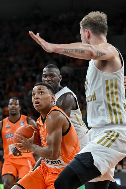 重磅！海港7将有望冲国足，后防线大清洗，杨希挤掉嫡系能成主力？（海港七将剑指国足，后防或迎大换血，杨希能否挤掉嫡系坐稳主力？）